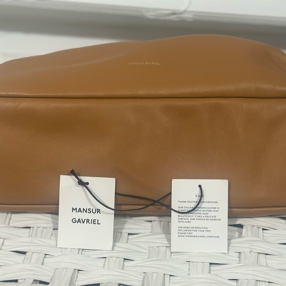 Gorgeous! In pristine condition Mansur Gavriel Cloud Clutch Caramel - Picture 6 of 8